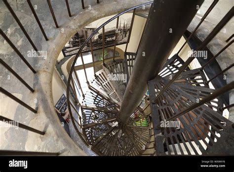 Historische Bilder Und Fotos An Den Wänden Der Wendeltreppe In Der