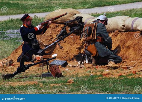 Lutas Dos Soldados Reenactor No Campo De Batalha Fotografia Editorial