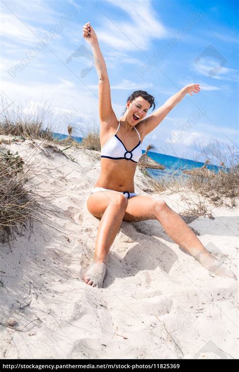 Junge Attraktive Frau Im Bikini Im Sommer Am Strand Lizenzfreies Bild