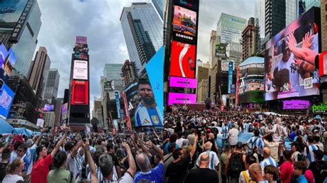 Impresionante Banderazo Argentino En Times Square Antes Del Partido