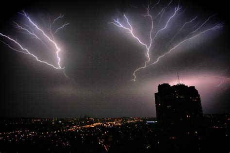 Oluja Pogodila Beograd Munje Parale Nebo Voda Nosila Sve Pred Sobom