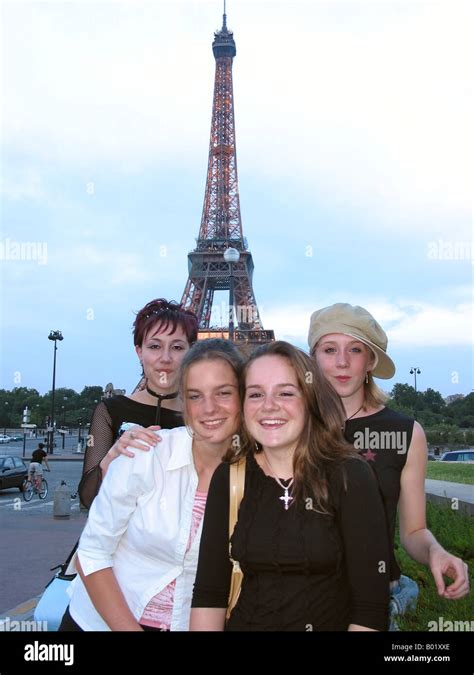 4 Chicas Adolescentes Posando Delante De La Torre Eiffel París Francia Fotografía De Stock Alamy