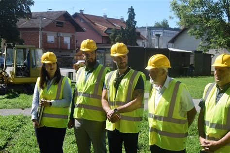 Sve Ano Otvoreni Radovi Na Izgradnji Parka U Ju Nom Naselju V Samobor