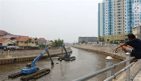 Foto Antisipasi Banjir Lumpur Kali Ciliwung Dikeruk Foto Liputan