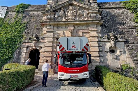 Mit Dem Feuerwehrauto Millimeterarbeit Auf Der Festung Kronach