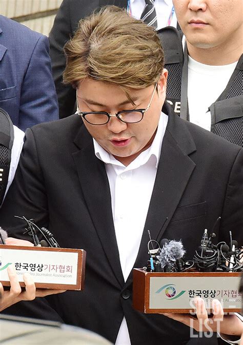 뺑소니 혐의 김호중 첫 재판 법정 몰린 팬들로 인산인해