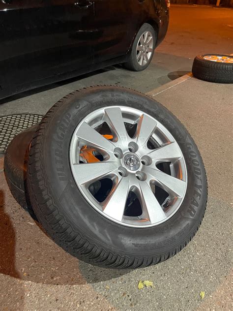 Комплект дисков и зимних шин. Toyota+Goodyear 215/60 r16