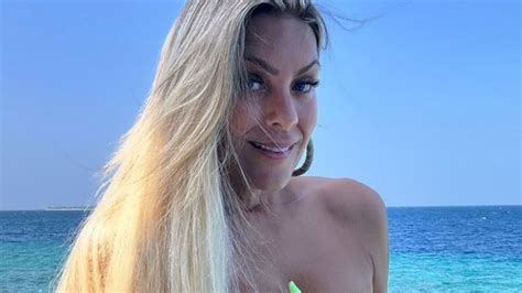 Renata Fan Surpreende Ao Surgir Em Foto Rara De Biqu Ni Na Praia