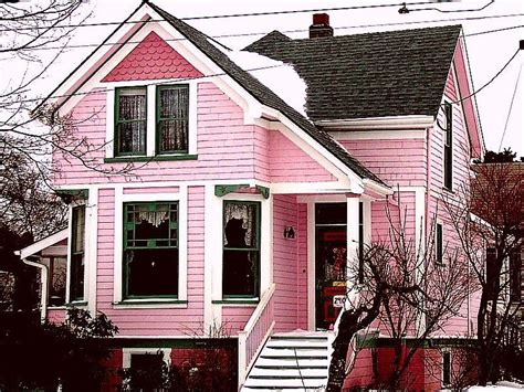 I love pink houses! -as long as they are they 'right' pink. Here are a few favorites I came ...