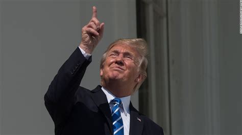 Trump Desató La Polémica Al Mirar El Eclipse Solar Sin Gafas Protectoras Cnn Video