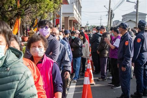 東山媽祖好發揮 員林圳安宮迎來賴清德參香發福袋