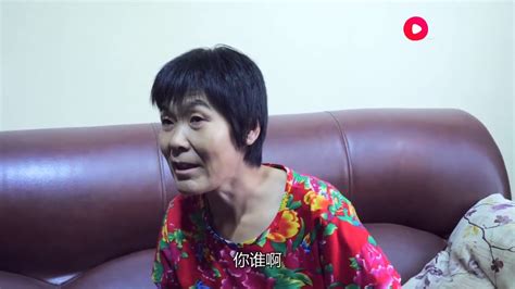 小伙入室偷东西，被老寡妇逮个正着，结果把自己都搭进去了，真逗 Youtube