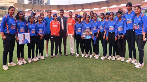 Indian women's blind cricket team meets Harmanpreet Kaur, Amol Muzumdar ...