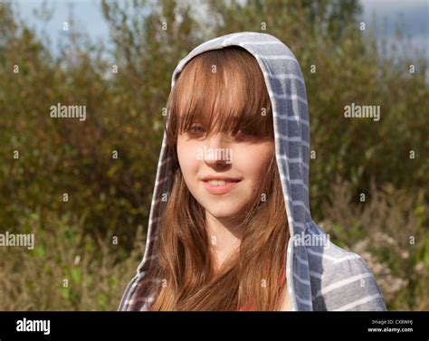 Jeune Fille De 14 Ans Aux Yeux Marrons Banque De Photographies Et D