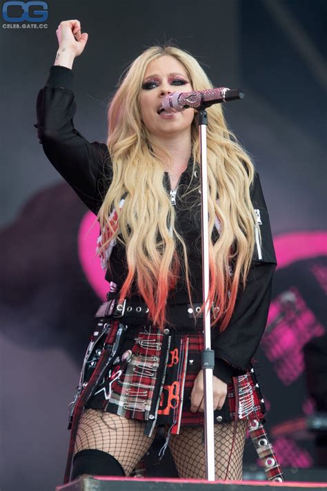 Avril Lavigne Nude Pictures Onlyfans Leaks Playboy Photos Sex Scene Uncensored