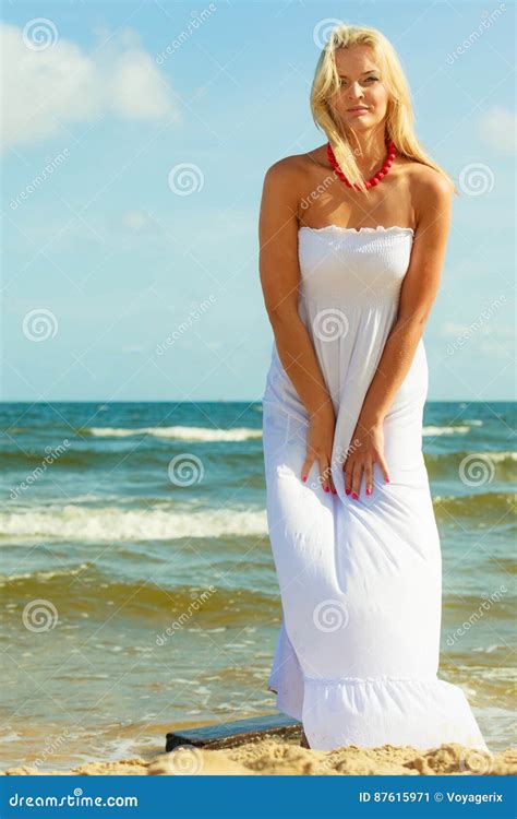 Fille Posant Devant La Mer Image Stock Image Du Blonde 87615971