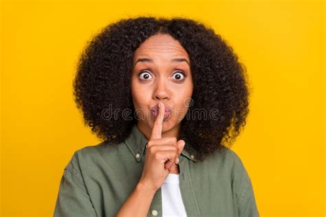 Foto De Brunette Impresionada Jovencita Con La Boca En El Dedo Usar Camisa Caqui Aislada En