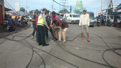 Tiang Telkom Roboh Di Pertigaan Mengger Sebabkan Kemacetan Bantennews