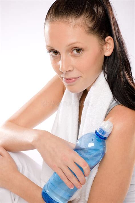 Junge Nasse Blonde Frau Stockbild Bild Von Ffnung Fl Ssigkeit