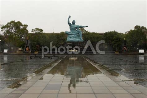 長崎 雨の平和公園 No 23875849｜写真素材なら「写真ac」無料（フリー）ダウンロードok