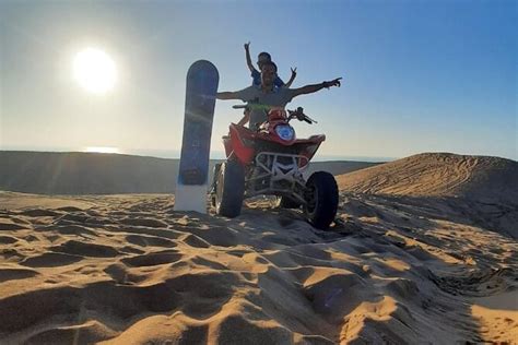 Quad E Sandboarding Sulla Spiaggia Selvaggia Delle Dune Di Sabbia