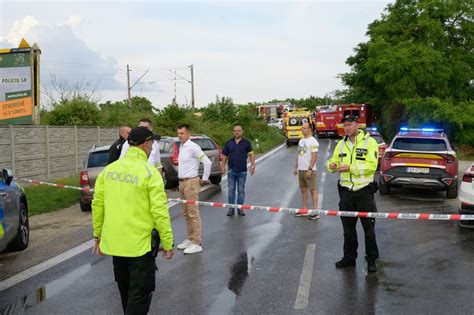 Zrážka vlaku a autobusu pri Nových Zámkoch Počet obetí tragédie opäť