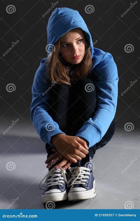 Fille Blonde D adolescent Seule Et Triste Dans Le Hoodie Bleu Image stock Image of effrayé