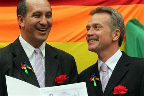 Papa tem coração diz gay brasileiro que batizou filhos e ganhou benção do Vaticano