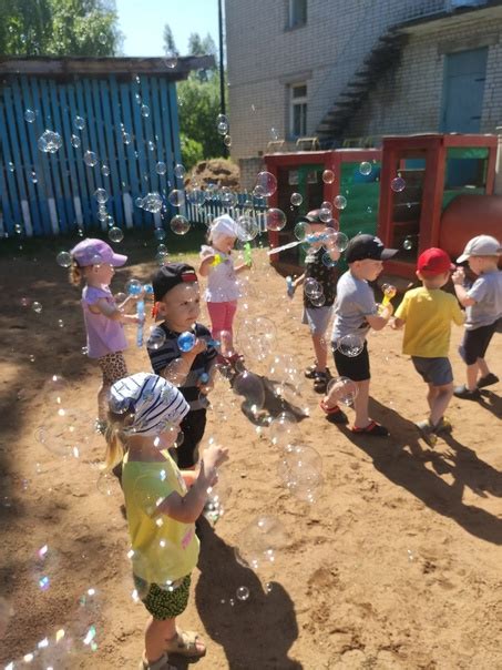 Как красиво, посмотри, полетели пузыри! Мыльные пузыри очень любят ...