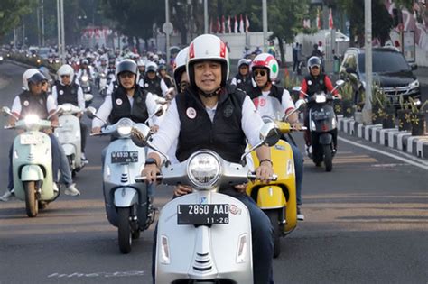 Eri Cahyadi Dan Istri Boncengan Dalam Sunmori Bareng Komunitas Vespa