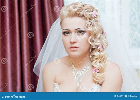 Jonge Mooie Bruid Met Blonde Krullend Haar Stock Foto Image Of Decoratie Kleding