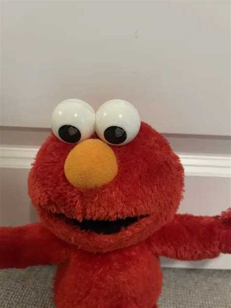 HASBRO SESAME STREET Hug Me Elmo Talking Singing Interactive Plush