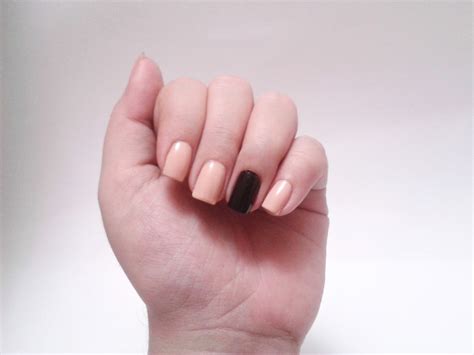 Nail Art Nude Filha Única Black and Gold Blog Belle Almeida