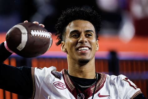 Watch Fsu Qb Jordan Travis Limps Off With Fsu Squad For Orange Bowl