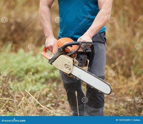 Lenhador Funcionamento Da Serra De Cadeia Foto De Stock Imagem De