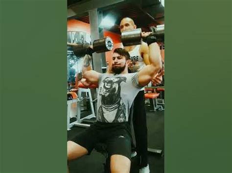 качаем дельты ! вес взяли скромный 45 кг!) качайтесь друзья и нажмите ...