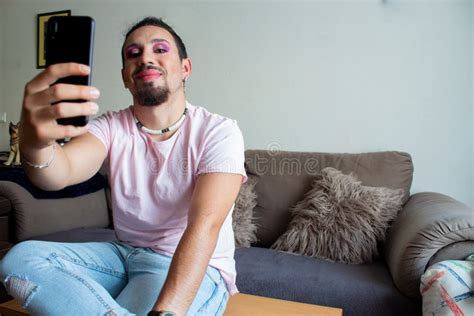 Chico Gay Transexual Afeitándose En El Espejo Preparándose Para Una