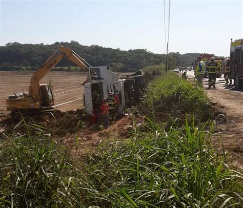 Carreta Tomba E Atinge Trabalhadores Na SC 108 Em Guaramirim Duas