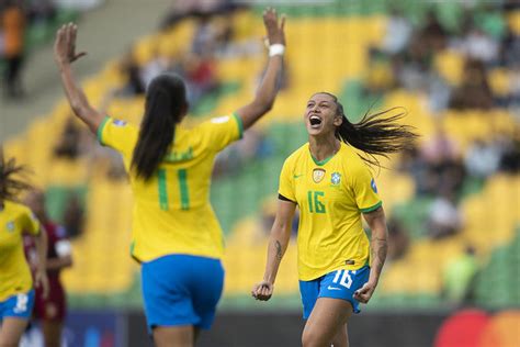 Muito Além De Marta Veja 7 Jogadoras Da Seleção Brasileira Que Se