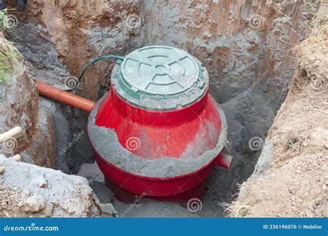 Tanque Subterr Neo Para El Sistema De Alcantarillado Foto De Archivo