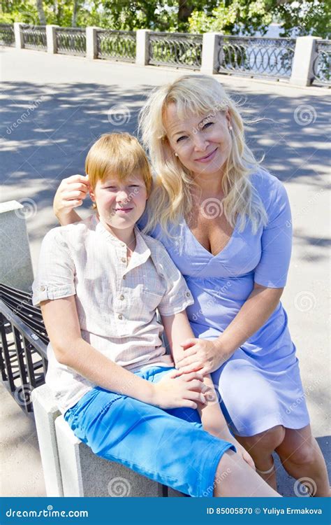 Blonde Mutter Seinen Sohn Im Sommer Umarmt Stockfoto Bild von lächeln familie 85005870