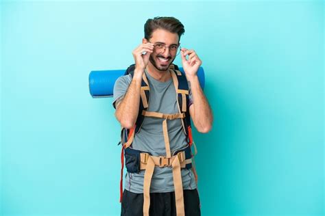 Homem Jovem Alpinista Uma Mochila Grande Isolada Em Fundo Azul