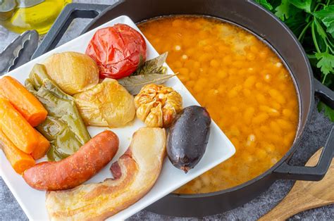 Potaje de chícharos guiso tradicional andaluz para preparar en casa