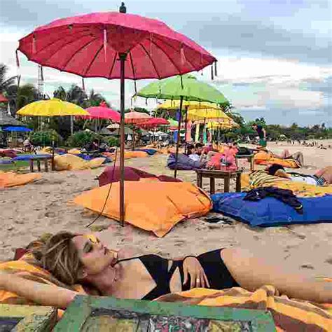 Seksinya Cinta Laura Pakai Bikini Di Pantai Topikindo