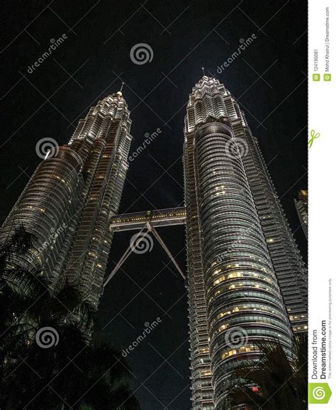 Night View Twin Tower Petronas Editorial Photo - Image of view, iphone ...