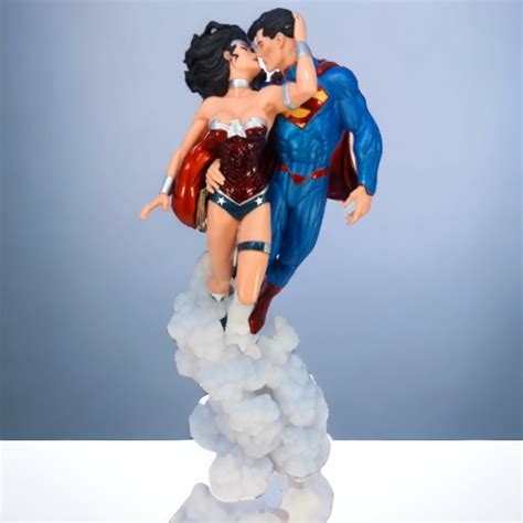 Superman Wonder Woman Kiss Statue Gotham Collectables