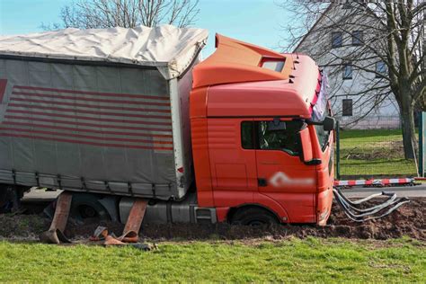 Unfall In Mittelsachsen Lkw Kippt Auf Dorfstra E In Den Graben