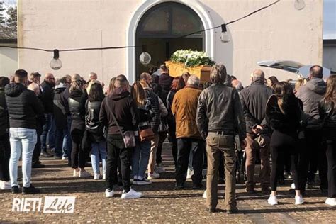 Lei Ancora Tra Noi In Tantissimi Al Funerale Di Veronika Ovunque