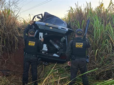 Homem Tenta Fugir De Abordagem Policial E Colide Carro Carregado