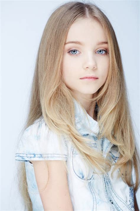 Verticale De Jeune Fille Blonde Avec Des Yeux Bleus Photo Stock Image Du Attrayant Enfant